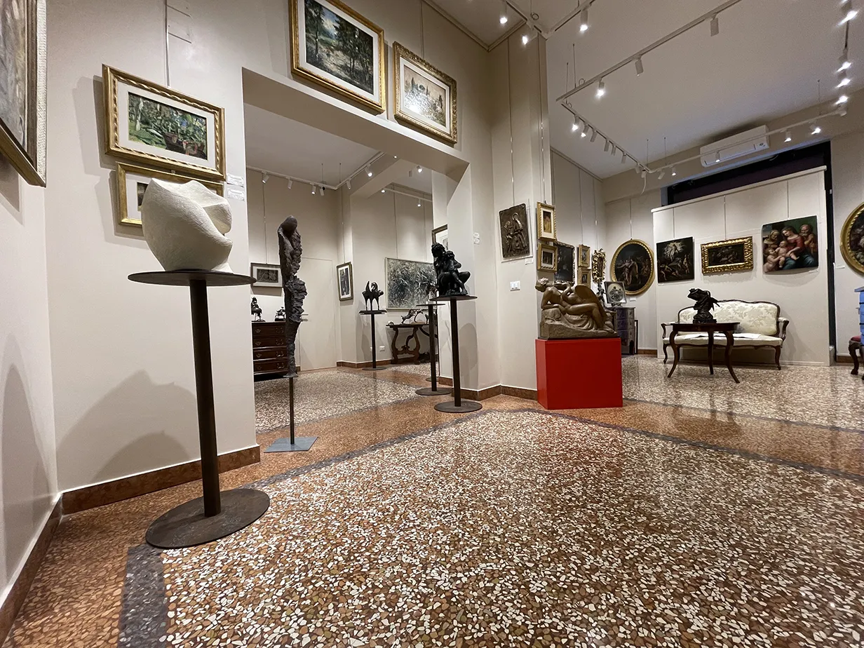 Sala espositiva della Galleria d'Arte del Caminetto a Bologna con dipinti antichi, arredi e sculture
